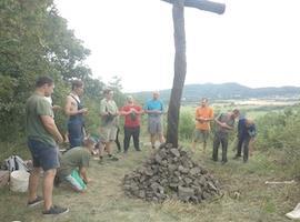 Soluňáci z Jeníkova vztyčili kříž na vrchu Chotyně