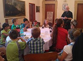 Setkání litoměřického biskupa s dětmi ze Schrödingerova institutu