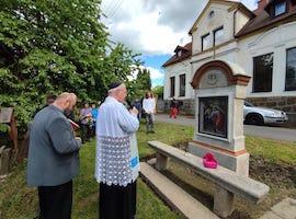 Požehnání obnovené křížové cesty ve Vilémově